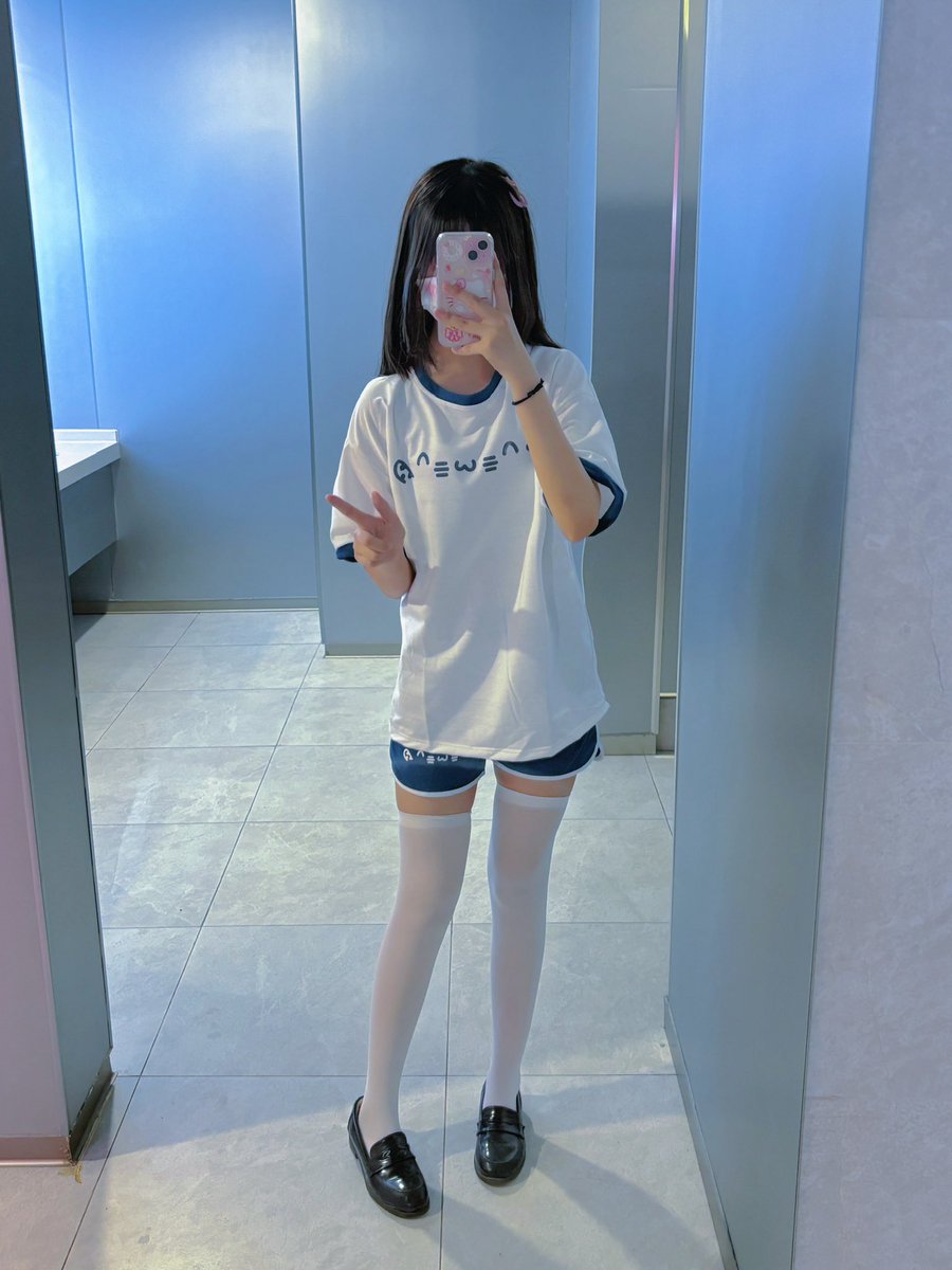 iling0202's tweet photo. 这里是淩ovo
双相情感障碍/未成年/INTP
无意义的置顶 欢迎女宝宝互fo

感谢你们喜欢互联网的我＞＜ https://t.co/Z1lxehX7fr