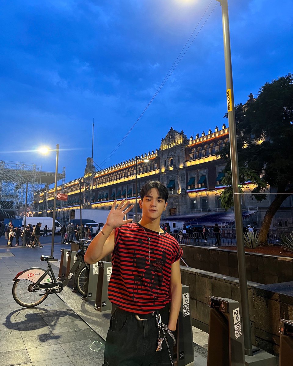 woooojinn's tweet photo. [#우진] Zócalo🇲🇽

#KIMWOOJIN #김우진
#ILIKETHEWAY
#KIMWOOJIN_ILIKETHEWAY
#KIMWOOJIN_ILIKETHEWAY_in_LatinAmerica https://t.co/QF0yIELF5z