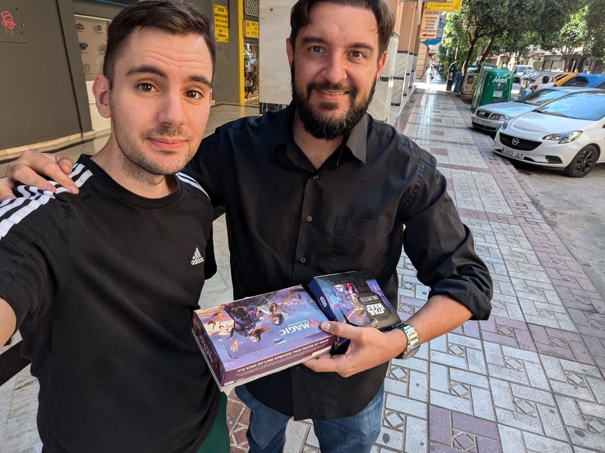 PequenoTasigur's tweet photo. Vamos! Los grandes de @VIPeventosmtg me han regalado todas estas cartas y dados, que irán destinados a enseñar a niños/as. No es la primera vez que me dan material para ello. Unos grandes de la comunidad. En la foto vemos a @JuanLuisSum haciendo la entrega.

#creaundragonshivano https://t.co/3EW1CCnr06