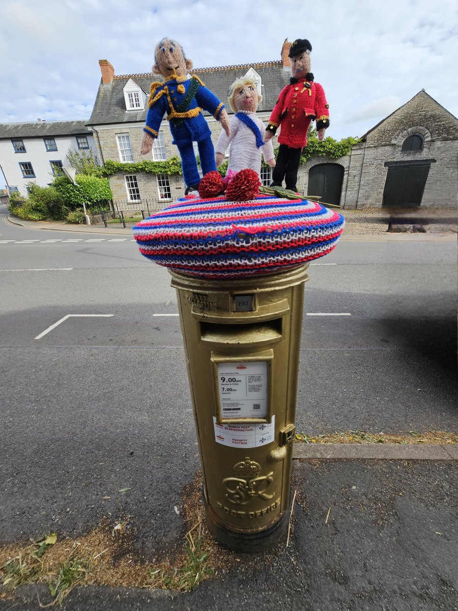 HikingManchest1's tweet image. Hay-on-Wye and a golden postbox dedicated to Paralympian Josie Pearson&apos;s 2012 dicuss win. Topper represents the Chelsea Pensioners

#postboxsaturday #SpottedonmyWalk