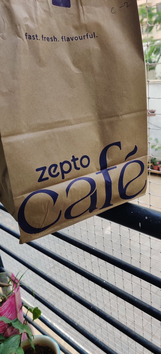 TableTawa's tweet photo. Hey y'all.. hv u tried @ZeptoNow cafe??
I saw tis a few days bk n i was surprised 2 C tat they hd something like tat. I decided 2 try 4 #lunch .
I must say i was impressed.
Best part it came in a jiffy may b abt 15 min.
#lunchideas #packedlunches #BengaluruFoodDelivery #Takeaway https://t.co/Id7DeZYniJ