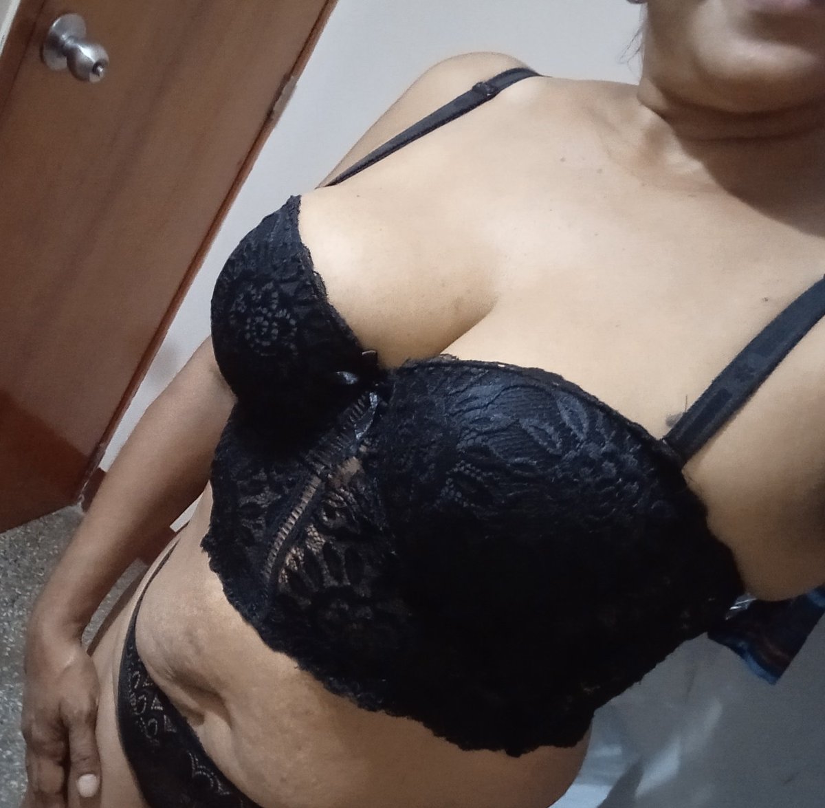 Lanenalopezla's tweet photo. Buenas noches muchach@s
 X retomando su función normal por lo que veo para los venezolanos gracias a Dios 👏🏾👏🏾👏🏾😍♥️
En casa (La victoria) y con calor 🥵🔥

Se les quiere cada vez que respira un chino 
😍😘😘😘😘🤗 https://t.co/LSBWhyP1De
