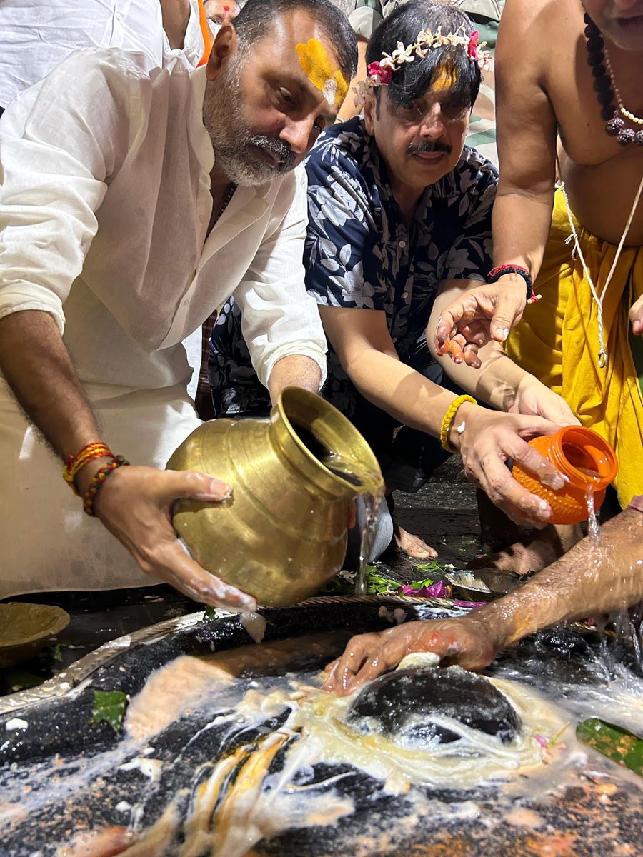 nishikant_dubey's tweet photo. द्वादश ज्योतिर्लिंगों में से एक बाबा बैद्यनाथ जी तथा 51 शक्तिपीठों में से एक ह्रदय पीठ में । बाबा नाम केवलम https://t.co/aa5PIRzmzd