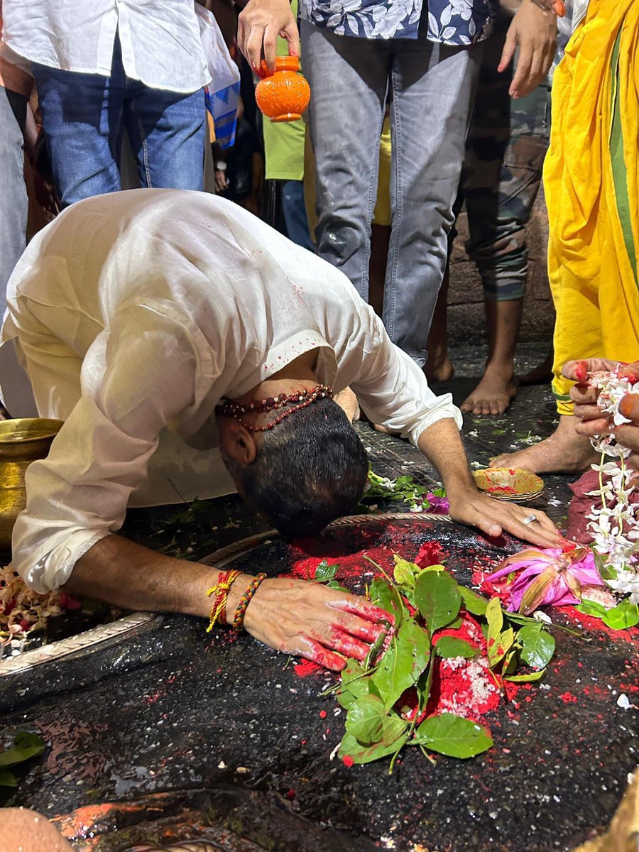 nishikant_dubey's tweet photo. द्वादश ज्योतिर्लिंगों में से एक बाबा बैद्यनाथ जी तथा 51 शक्तिपीठों में से एक ह्रदय पीठ में । बाबा नाम केवलम https://t.co/aa5PIRzmzd