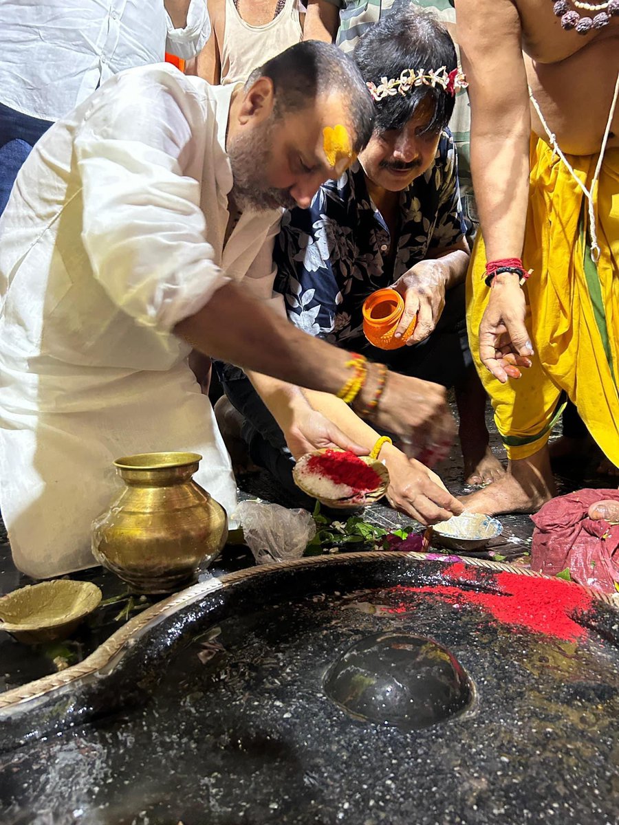 nishikant_dubey's tweet photo. द्वादश ज्योतिर्लिंगों में से एक बाबा बैद्यनाथ जी तथा 51 शक्तिपीठों में से एक ह्रदय पीठ में । बाबा नाम केवलम https://t.co/aa5PIRzmzd