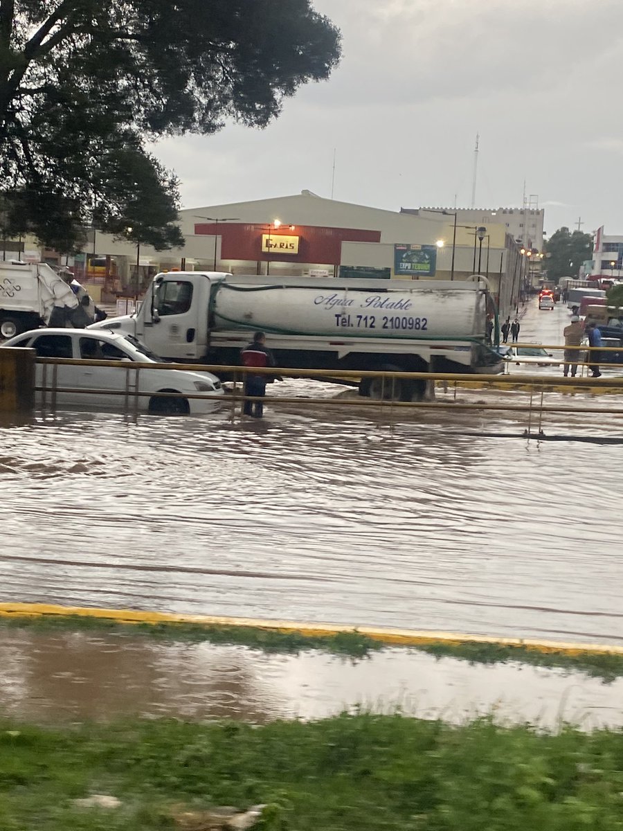 fdcervantes's tweet photo. Atlacomulco inundado, más de una hora para atravesar. https://t.co/u6u3Pz3xbT