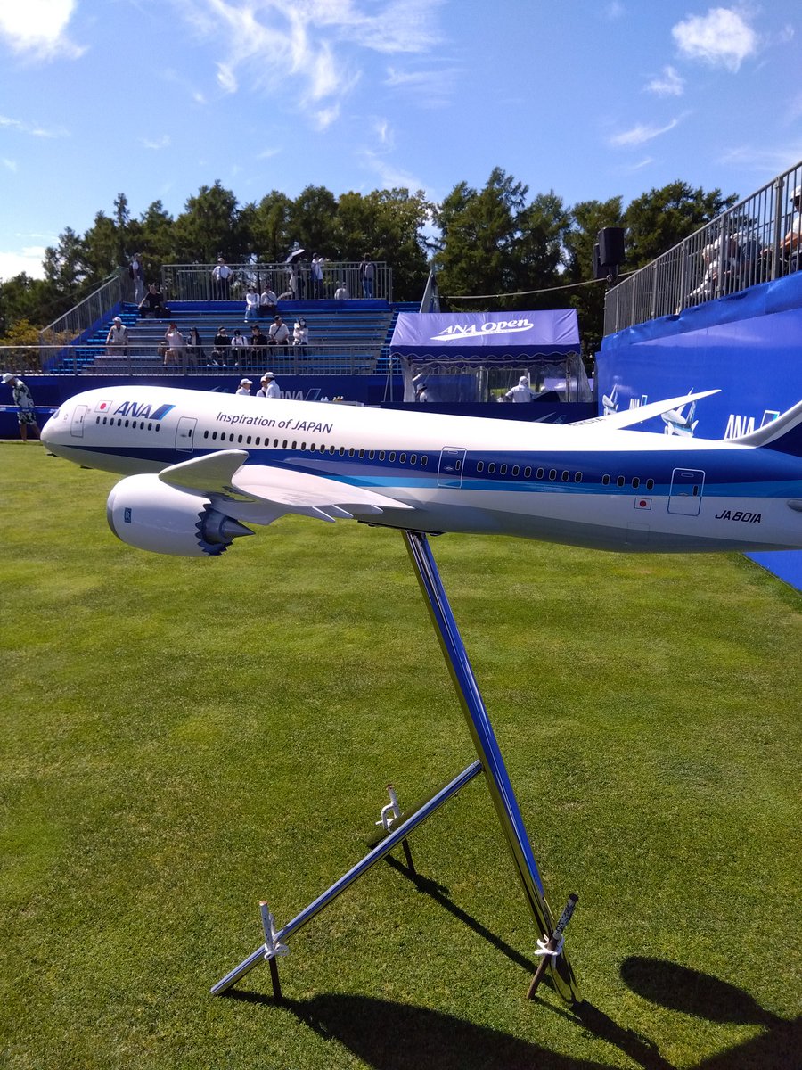 kyunchan_dc's tweet image. キュン！ANAオープンの会場に来たのです！飛行機カッコいいねー！たくさんの人がきていて大盛りあがり！限定缶バッジを買いに来てくれてありがとう！明日まで販売してるよーキュン⛳️
#ANAオープン
#札幌ゴルフ倶楽部輪厚コース
#キュンちゃん