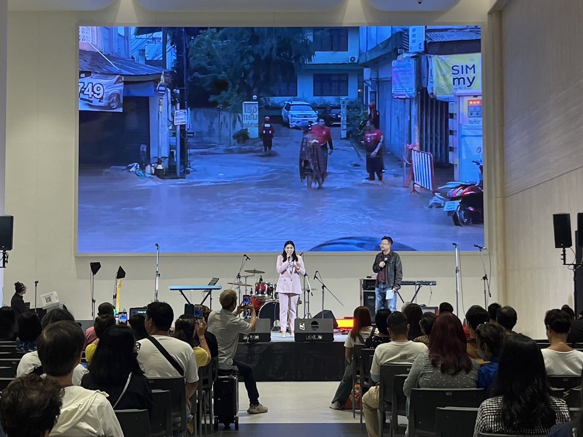 QSNCC's tweet photo. ✨ เริ่มแล้ว! "Cut & Con ตัดผม ชมคอนเสิร์ต" มาร่วมเป็นส่วนหนึ่งของการช่วยเหลือผู้ประสบภัยน้ำท่วม ไปด้วยกันได้ถ��ง 19.00 น. หน้าฮอลล์ 8 ชั้น LG ศูนย์ฯ สิริกิติ์
#ตัดผมชมคอนเสิร์ต #CutandCon #ศูนย์ฯสิริกิติ์ #QSNCC https://t.co/uJcwUwcvTi