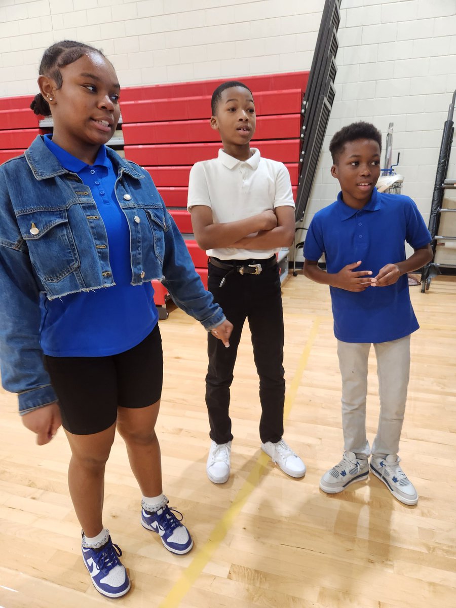 ApplingSchool's tweet photo. AMS students are becoming great leaders! Door greeters (Leader in Me leadership role) in  Coach Moore's P.E. class. ❤️🖤💛 https://t.co/1zuH1xOviG