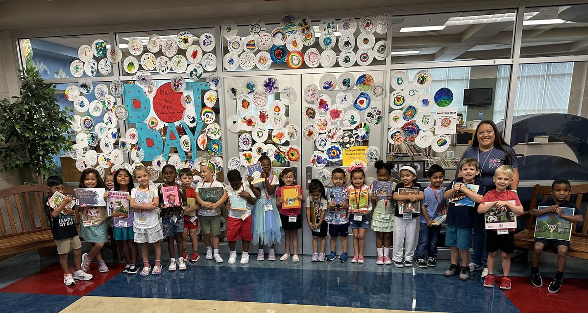 mariaxmtz1's tweet image. First visit to the library &amp;amp; it was on Dot Day!! @Novel_Effect makes every read aloud so much better! #DotDay @NISDMireles