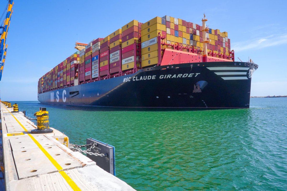 TVMupdates's tweet photo. The Captain of #MSC_Claude_Girardet,the #Largest ship to come to South Asia,Capt. Rajender Singh became the First captain to Sail in an #ULCV to his Mother Land with another 21 Indians onboard. 🇮🇳🇮🇳🇮🇳🇮🇳🇮🇳 https://t.co/BV05grspe0