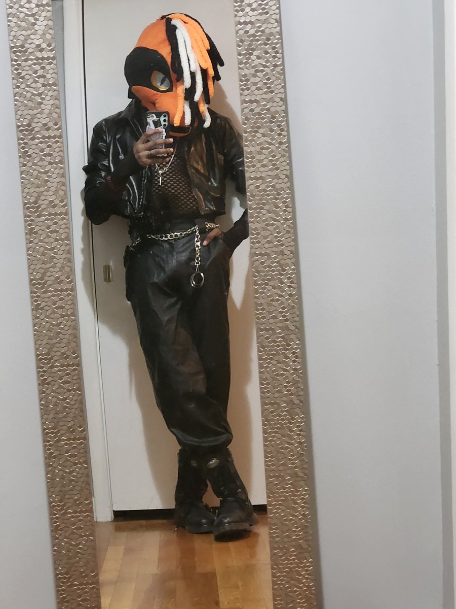 5 min late, but happy #FursuitFriday