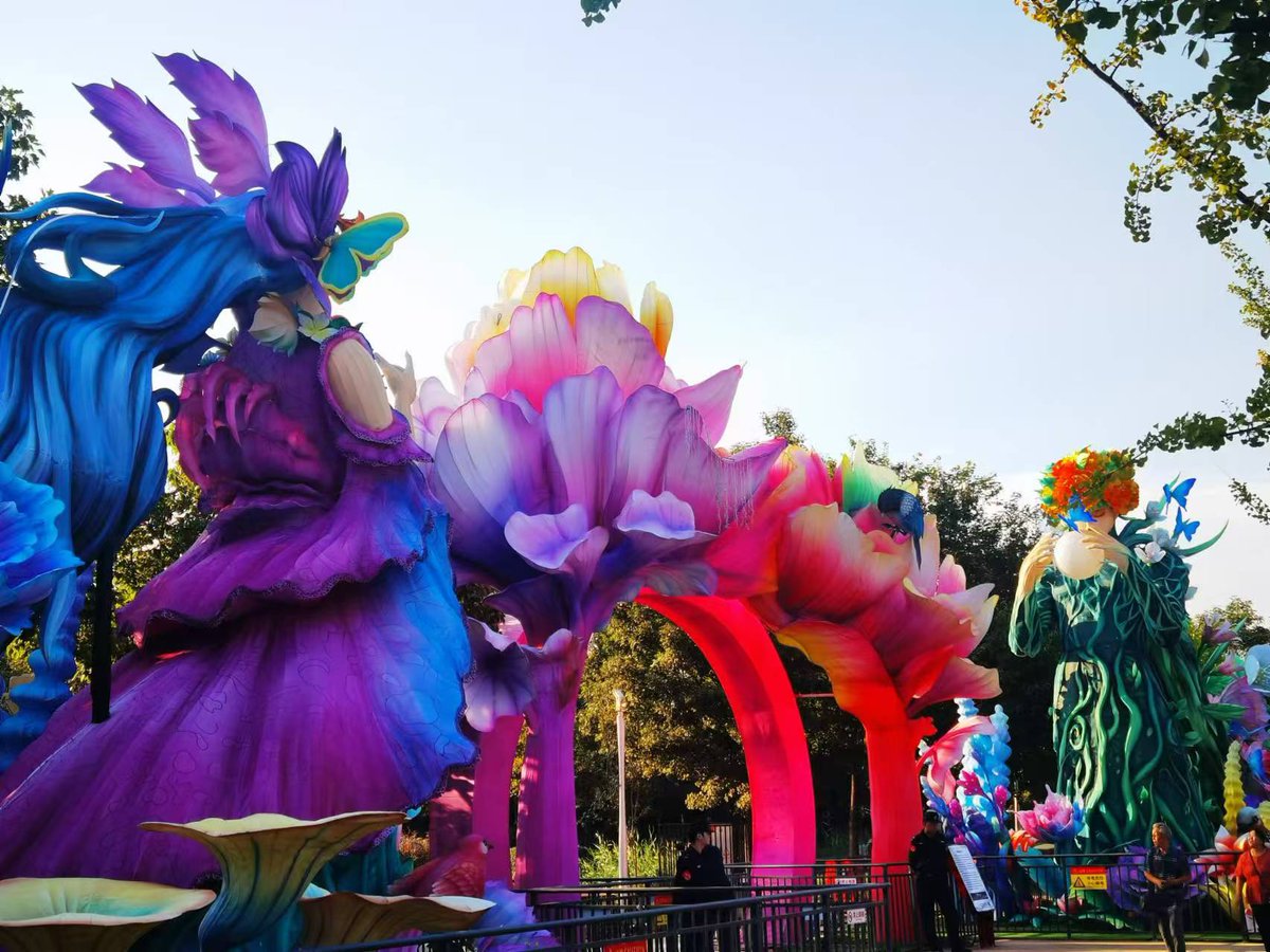 VisitBeijingcn's tweet photo. From Sep 14 to Oct 31, the 2024 #Beijing Mid-Autumn and National Day #LanternFestival will light up 600+ acres of the #GardenExpoPark with 200+ sets and 100,000 lanterns! Don’t miss the largest lantern festival in Beijing's history! #MidAutumnFestival #IntangibleCulturalHeritage https://t.co/eSC7MCMJf7