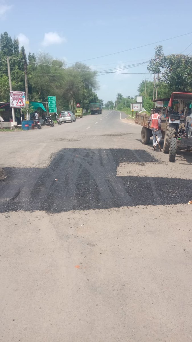 Info_Vadodara's tweet image. માર્ગ અને મકાન વિભાગ (ગ્રામ્ય) રાજ્યની કચેરી દ્વારા પોરથી કાયાવરોહણ જતાં માર્ગની દુરસ્તી કરવામાં આવી છે. હોટ મિક્સથી ખાડાઓનું પૂરાણ કરવામાં આવ્યું છે. 
#missionmode 
#Road 
@CMOGuj 
@InfoGujarat 
@CollectorVad 
@ddo_vadodara