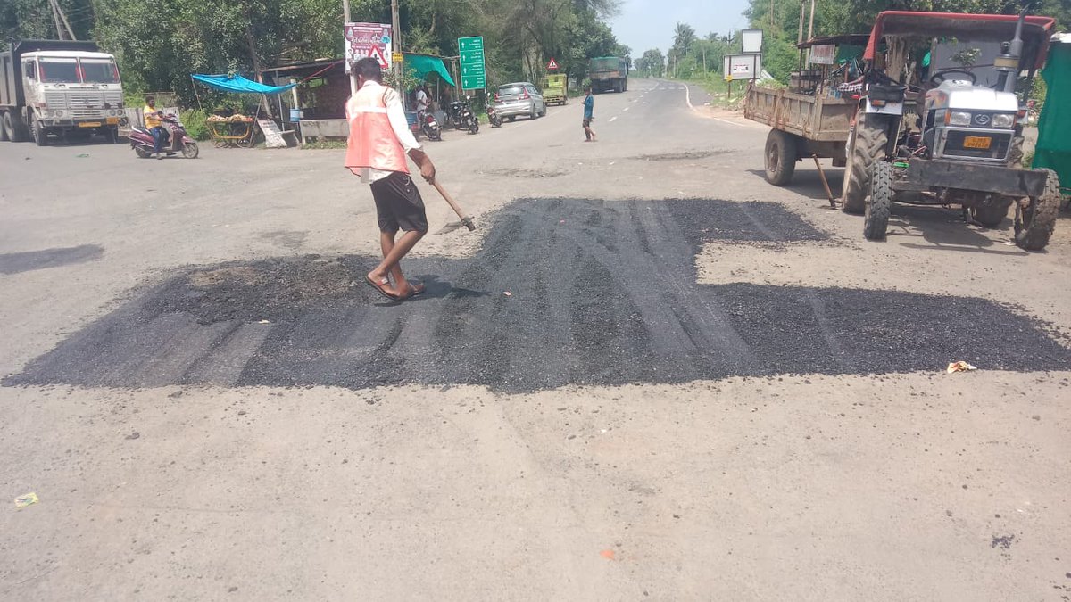 Info_Vadodara's tweet image. માર્ગ અને મકાન વિભાગ (ગ્રામ્ય) રાજ્યની કચેરી દ્વારા પોરથી કાયાવરોહણ જતાં માર્ગની દુરસ્તી કરવામાં આવી છે. હોટ મિક્સથી ખાડાઓનું પૂરાણ કરવામાં આવ્યું છે. 
#missionmode 
#Road 
@CMOGuj 
@InfoGujarat 
@CollectorVad 
@ddo_vadodara