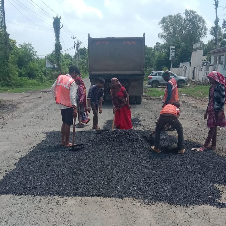 Info_Vadodara's tweet image. માર્ગ અને મકાન વિભાગ (ગ્રામ્ય) રાજ્યની કચેરી દ્વારા પોરથી કાયાવરોહણ જતાં માર્ગની દુરસ્તી કરવામાં આવી છે. હોટ મિક્સથી ખાડાઓનું પૂરાણ કરવામાં આવ્યું છે. 
#missionmode 
#Road 
@CMOGuj 
@InfoGujarat 
@CollectorVad 
@ddo_vadodara