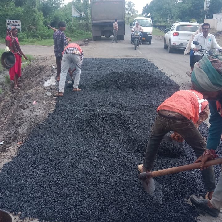 Info_Vadodara's tweet image. માર્ગ અને મકાન વિભાગ (ગ્રામ્ય) રાજ્યની કચેરી દ્વારા પોરથી કાયાવરોહણ જતાં માર્ગની દુરસ્તી કરવામાં આવી છે. હોટ મિક્સથી ખાડાઓનું પૂરાણ કરવામાં આવ્યું છે. 
#missionmode 
#Road 
@CMOGuj 
@InfoGujarat 
@CollectorVad 
@ddo_vadodara