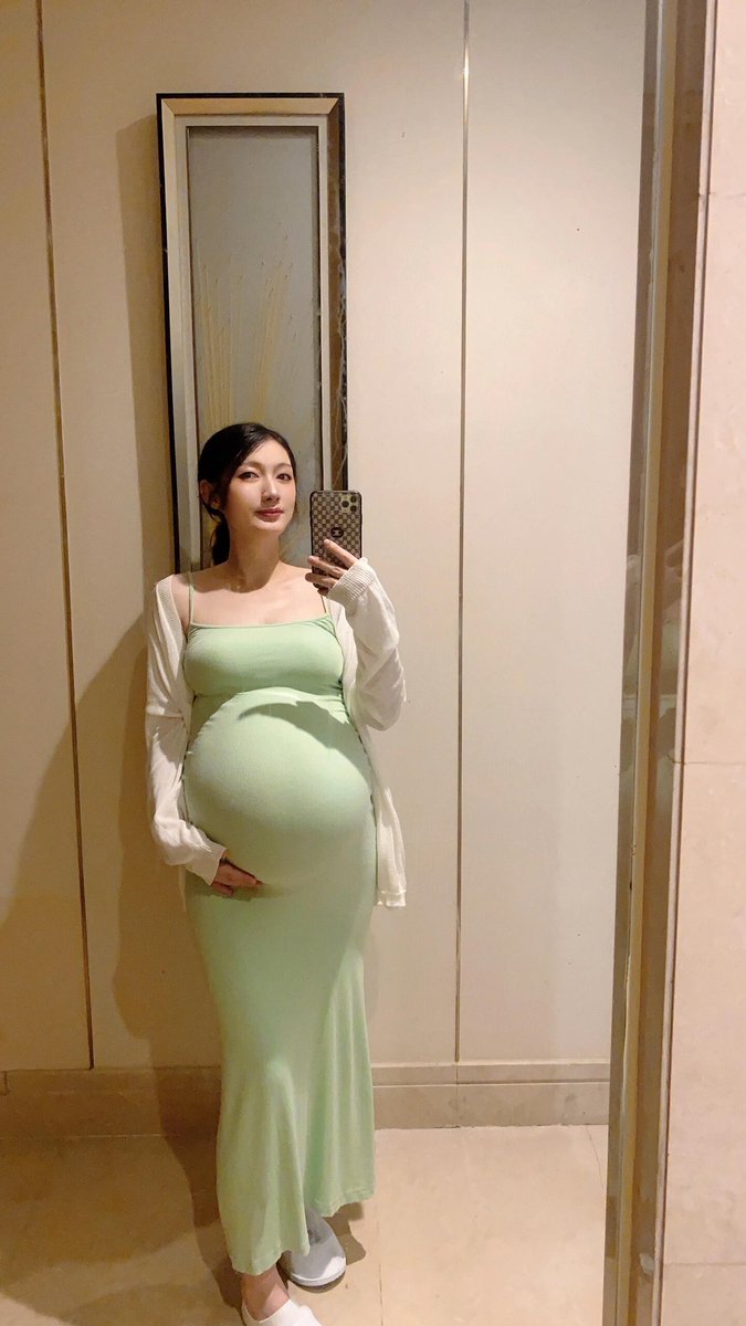 kspreggo's tweet photo. 双胞胎孕妇，紧身裙 https://t.co/S75qdogq4x