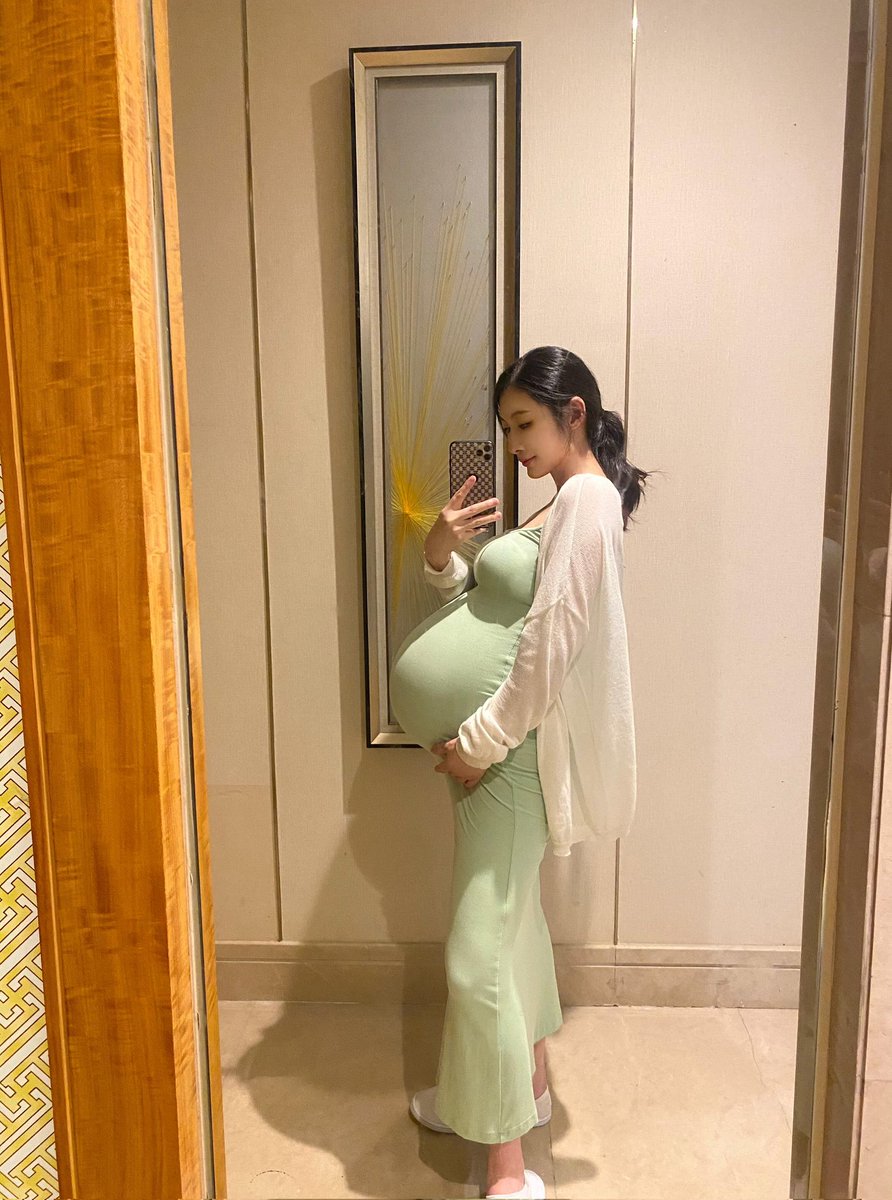 kspreggo's tweet photo. 双胞胎孕妇，紧身裙 https://t.co/S75qdogq4x
