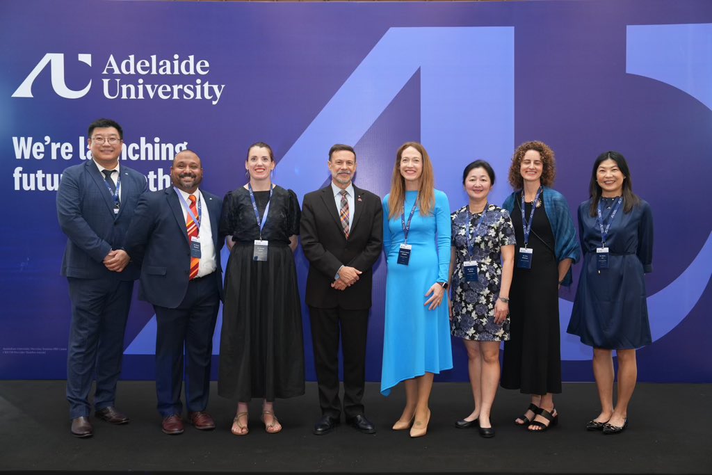 Big 👩🏻‍🎓👨🏻‍🎓news: 
-the University of Adelaide &amp; the University of South Australia are merging to create #AdelaideUniversity
- hoping to break into global rankings at 〰️ 100th globally
- best of all: AU is deeply committed to 🇻🇳, to its current &amp; future students, and to its alumni!
