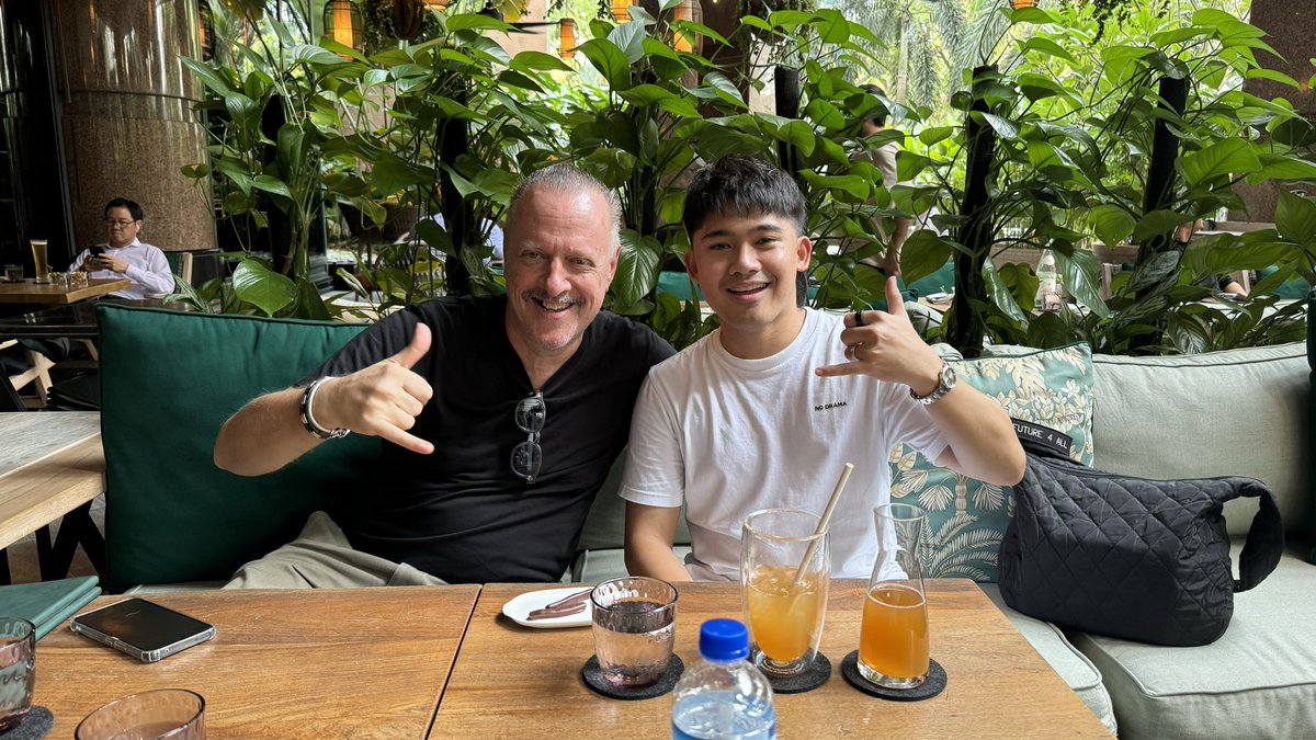 MiccoloSolis's tweet photo. First things first! I’ve just arrived in Singapore, and the first thing I did was meet @richardjhobbs —the mastermind behind @bnv_me 🔥

Exciting times ahead for BNV with the TGE coming soon and so much more in the works! Stay tuned! 👏🤙

Philippines get ready! 🇵🇭 #Token2049 https://t.co/5CxoFYSO0R