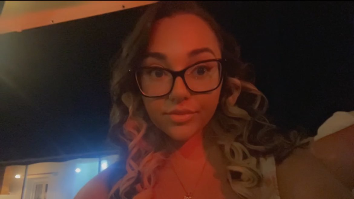 whoseleni's tweet image. 25 🦖🎈