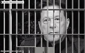 سر مجھے عزیز ہے، عزت کی حد تلک
عزت نہیں تو سر کا میں، گردن پہ کیا کروں