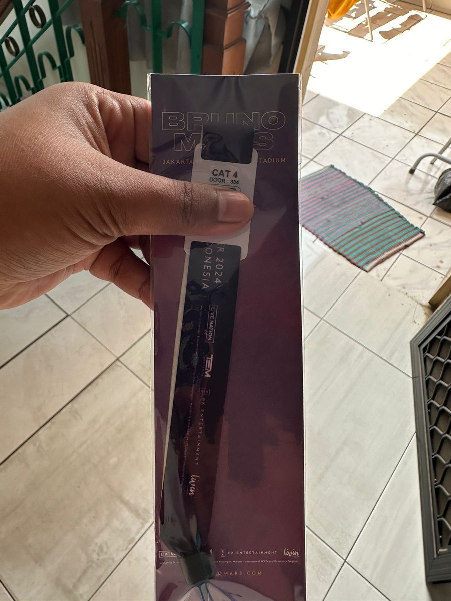 prispriss's tweet photo. WTS Bruno Mars Cat 4, today’s show. 2jt aja. DM if interested. https://t.co/hyGANuI4zu