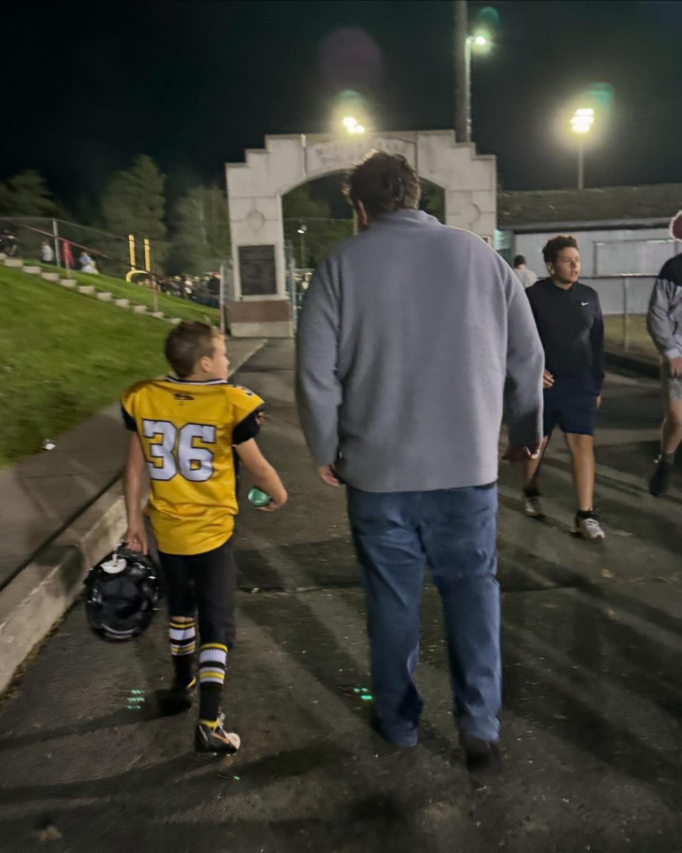 BeautyBabesBall's tweet photo. 1st scrimmage for his 1st year of tackle football. Had a great tackle playing linebacker (just like his big brother @jaxtonjay ๐), & also played running back. So proud of our Maverick! GO THRASHERS!!!๐ค๐๐ฆ๐ผ๐#๏ธโฃ3๏ธโฃ6๏ธโฃ๐ฅฐ
#gothrashers #proudmom #footballmom #footballfamily @Coach_Eck https://t.co/HpNiFPT5il