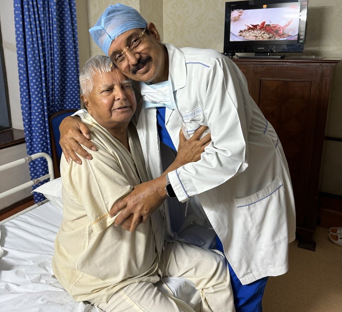 चाराचोर, आरक्षण समर्थक, टैलेंट विरोधी ललुआ को जब जान बचाने की आवश्यकता पड़ी तो एक ब्राह्मण डॉक्टर के पास पहुँचा। 

मैं दावे के साथ कह सकता हूँ कि लालू यादव स्वयं यह सुनिश्चित करता होगा कि उसकी चिकित्सा करने वाला कोटा-धारी न हो। सामाजिक न्याय के मसीहा को कई सवर्ण डॉक्टरों ने जीवित