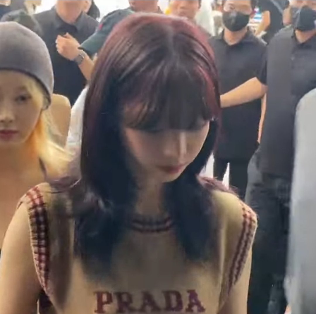 AboutMusicYT's tweet photo. aespa's Karina debuts red hair. https://t.co/6V9DLS6D2i