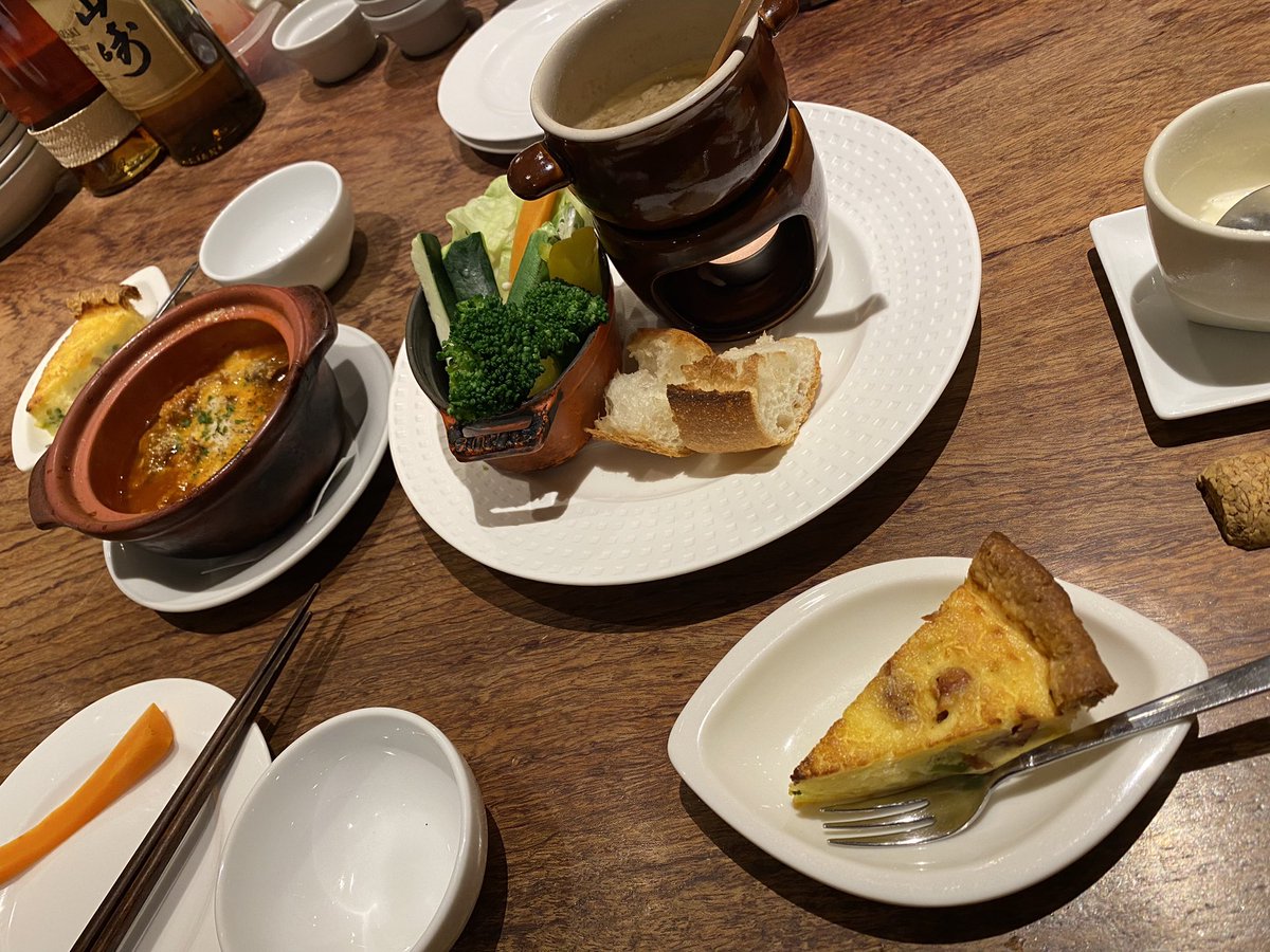 Kurage333egaruK's tweet photo. 久々に推し飲み。
酒も肴もめっちゃ美味しかった。
バーニャカウダにアンチョビ入ってて堪らんのです。
あと、安定のキッシュとトリッパ。
締めのからすみペペロンチーノが絶品でした。
#Cauda https://t.co/6hWyXCmV57