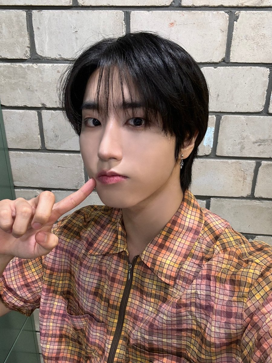 Stray_Kids's tweet photo. [SKZ-BEHIND📸] 

지성이가 한다! 한다! 한다!
한이의 찐 애장품을 소개합니다🐹✨

https://t.co/hnkLatZS8u

#StrayKids #스트레이키즈
#한 #HAN
#감별사
#YouMakeStrayKidsStay https://t.co/DgHpEorOUS