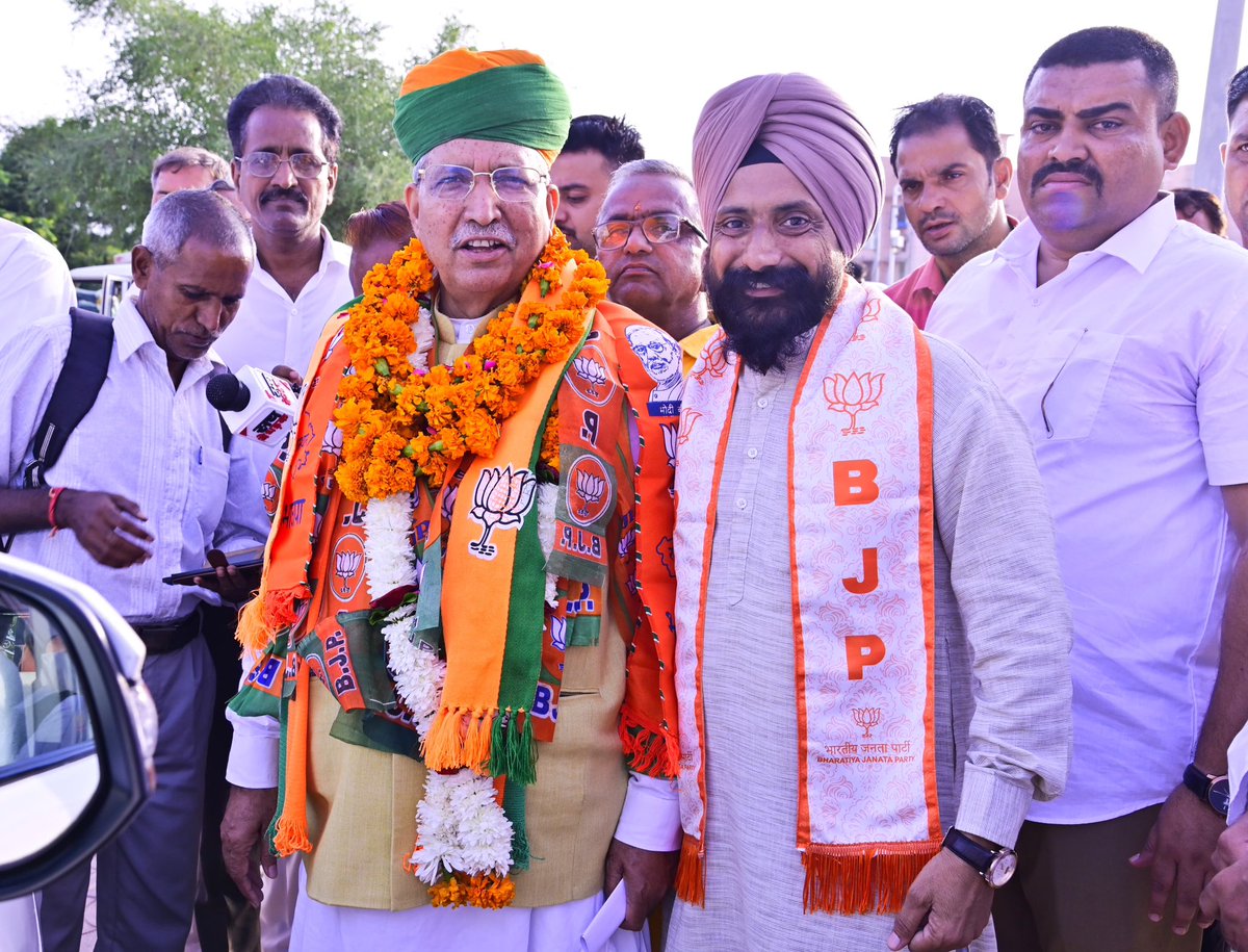 arjunrammeghwal's tweet photo. आज भारतीय जनता पार्टी बीकानेर के ऊर्जावान कार्यकर्ताओं ने बीकानेर आगमन पर रेलवे स्टेशन पर स्वागत किया। 
आत्मीय स्वागत के लिए आप सभी का आभार। https://t.co/3oDasvlOJH