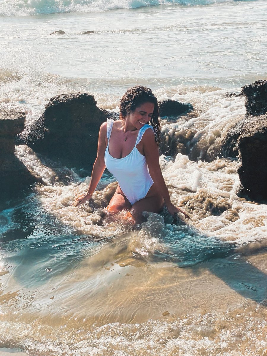 Se acuerdan de que la sirenita ser humana, tener piernas y vivir en nuestro mundo?  Bueno… a veces yo quisiera que me salgan aletas y vivir en el suyo… 🤷🏽‍♀️💛🧜🏽‍♀️ no entregaría mi voz a cambio pero podría cuidar de todas las criaturas del mar con mucho amor 😉