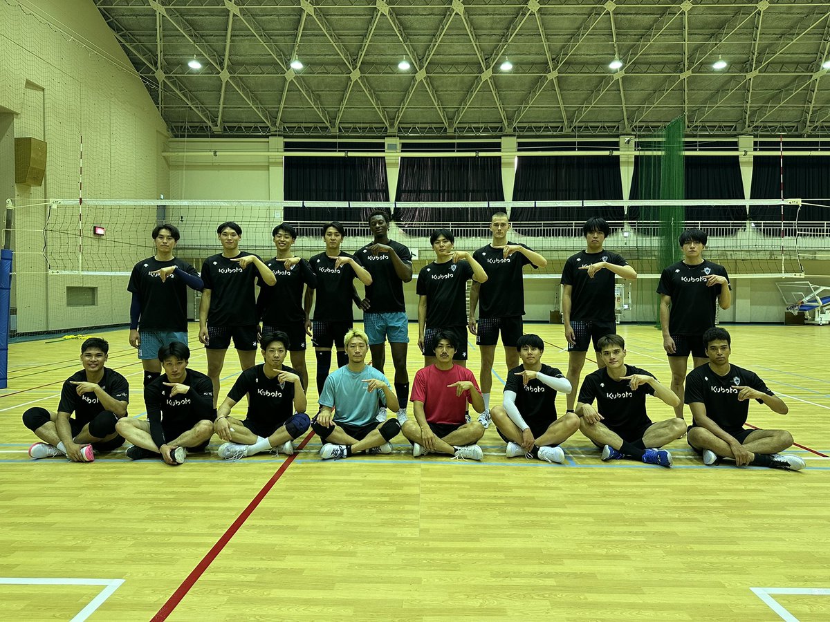 kubota_spears_v's tweet photo. なんと・・・YouTuberの #ビークイック さんが #クボタスピアーズ大阪 に来てくれました‼️
YouTuberとのコラボはクボタスピアーズ大阪として初めてで、ビークイックさんもVリーグチームへの潜入は初めてのようです👀✨
アップされましたらSNSで掲載しますので是非ご覧ください🦄🔥
@BeeQuick10 https://t.co/zFMjWwCKV9