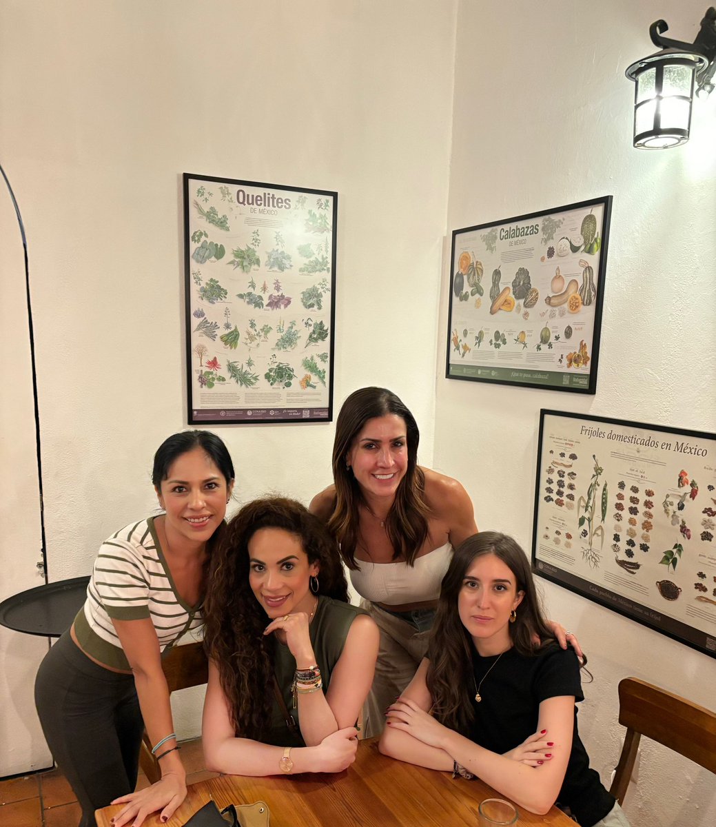 yazmorlan's tweet photo. Con estas tres bellezas de amigas. @lekarlezhc laurathvafr @anaibarrapando 
Gracias por venir a visitarme. Mi tierra se pone de fiesta 🎉 ❤️✨✨✨ #Oaxaca https://t.co/bbWbrdVcOW