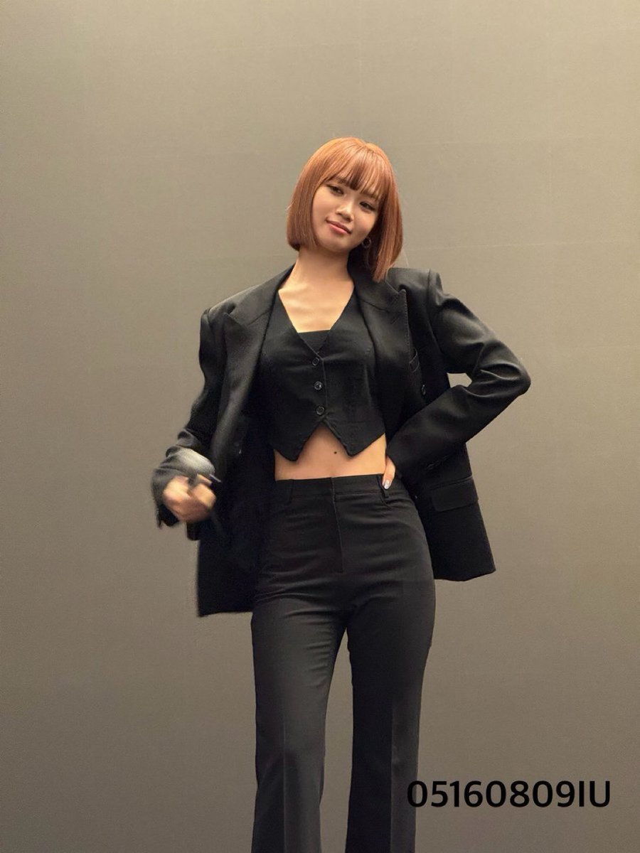 kimchaewonpics's tweet photo. she could step on me and i’d say sorry https://t.co/FG2Hqp4lU8