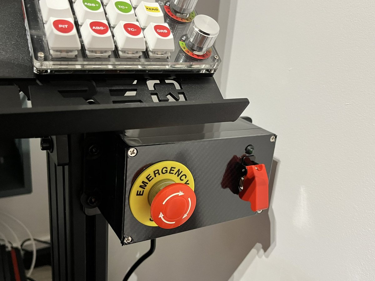 abgmotorsportrt's tweet photo. Nuevo accesorio para mi cockpit. Caja de desconexión de emergencia fabricado por @oskr_23_ 
Caja bien construida y con detalles en carbono para darle un aspecto más racing. https://t.co/WSbSqpfFvA