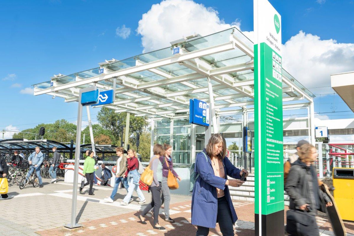 Op de NS-stations Den Helder en Schagen en bij de TESO-terminal in Den Helder kunnen reizigers voortgaan makkelijker zien welke op- en overstapmogelijkheden er zijn naar (deel)fiets, -auto, bus en trein. Gisteren zijn de 3 'Mobipunt Hubs’ onthuld. obi41.nl/y3d4ff8k.
