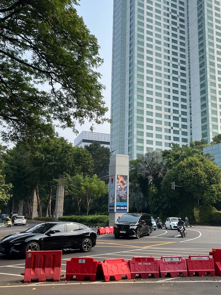 Sk8Fall's tweet image. Satu video yang resolusinya jelek tapi statement-nya bagus dan dua foto.