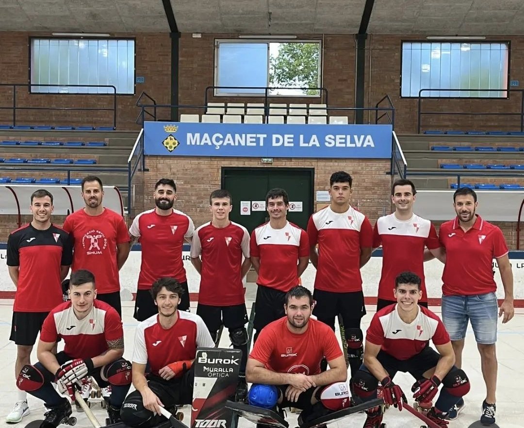 🏑 Lliga Catalana Plata.
<a href="/shummassanet/">SHUM Frit Ravich</a> i @cerdanyola_ch empaten a 3 en el debut en aquesta competició en un duel ple de jugadors ex-OKLliga: X. Rovira i <a href="/marc5coy/">Marc Coy Grau</a> igualen, amb 2 gols seguits, el 3 a 1 del Shum, a manca de 5 minuts pel final.
📷 Instagram <a href="/shummassanet/">SHUM Frit Ravich</a>