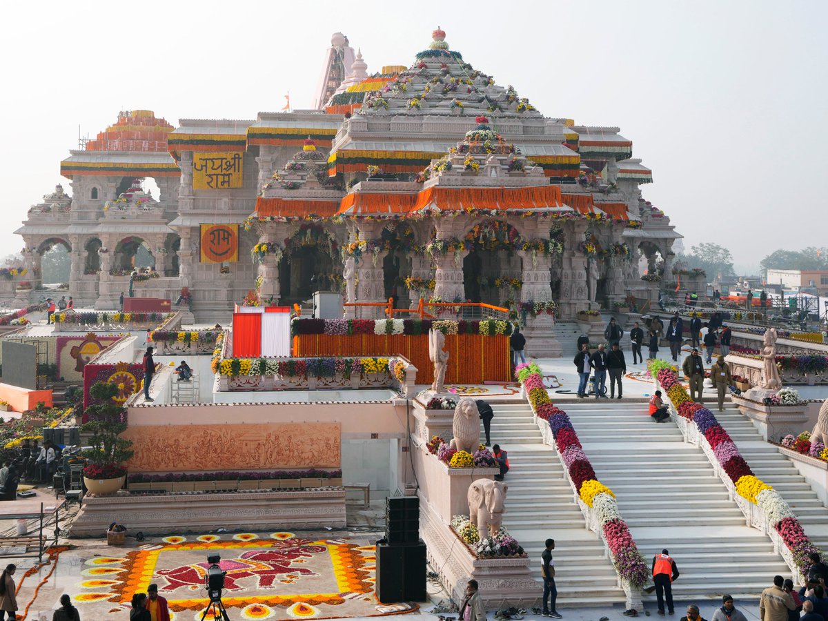 अयोध्या राम मंदिर में सफाईकर्मी का जिम्मा संभालने वाली लड़की से गैंग रेप की खबर सामने आ रही है

पुलिस को दी गई अपनी शिकायत में महिला ने कहा है, वह अयोध्या में राम जन्मभूमि पर सफाई कर्मचारी के रूप में काम करती है
नौ लोगों ने मिलकर उसका गैंगरेप किया।

यह खबर दिल को झकझोर देने वाली