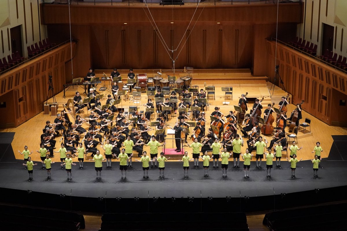 salad_music_fes's tweet photo. アンダーソンの楽しい音楽の後、東京都少年少女合唱隊の皆さんと一緒に、中川ひろたかさんの『にじ』を歌いました。きっと明日もいい天気。続くハチャトリアンの激しい曲に合わせて踊るのは、コンドルズの皆さん。面白くてかっこよくて楽しいダンスに、客席も元気に体を動かしました。 https://t.co/Osp2AV98GN