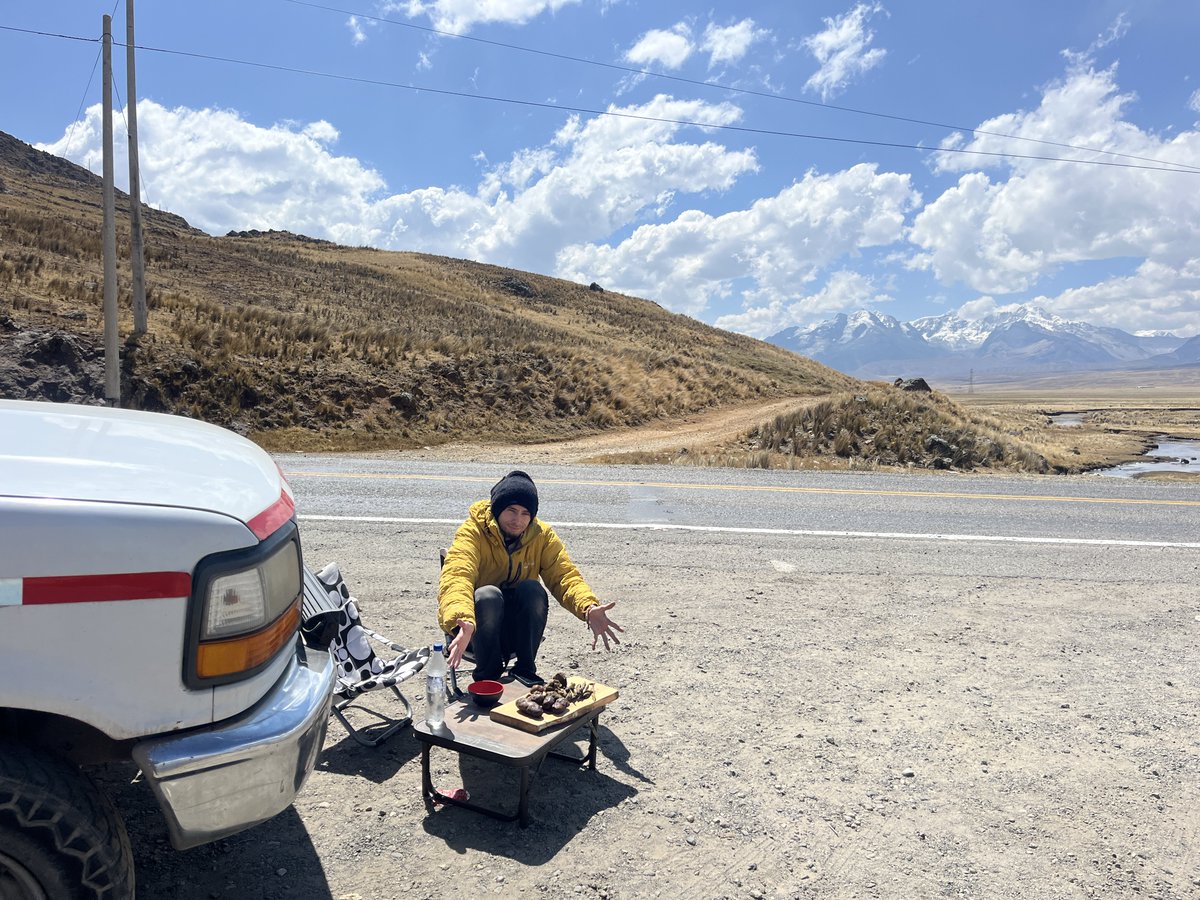 パチャマンカというペルーのワラスの山岳エリアで食べる料理。

石の中で、干した肉、じゃがいも、豆などを蒸し焼きにして食べる。道沿いで売っていたのでテイクアウトして山を見ながら🏔食べた。この後鉱山で遭難する