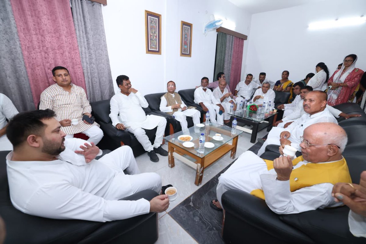 RJDforIndia's tweet photo. मधुबनी सर्किट हाउस पहुँचने पर वरीय नेताओं के साथ माननीय नेता प्रतिपक्ष श्री @yadavtejashwi जी। #TejashwiYadav @madhubani_rjd https://t.co/22KNL7HSTv