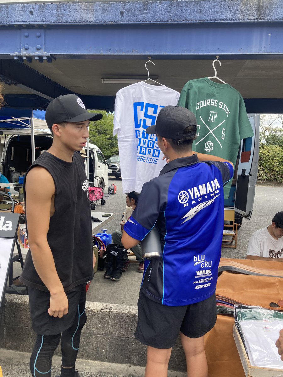 ekakiyatama's tweet photo. 池田自動車さんのブースでは、中部の仲間たちのブランドcourse sideのグッズが買えます。おすすめはTシャツですが、サンダルもキャップも在庫僅かで貴重だそうですよ。中部推しの皆さんはマストバイなのでは？

#jmx https://t.co/MSla94ClLV
