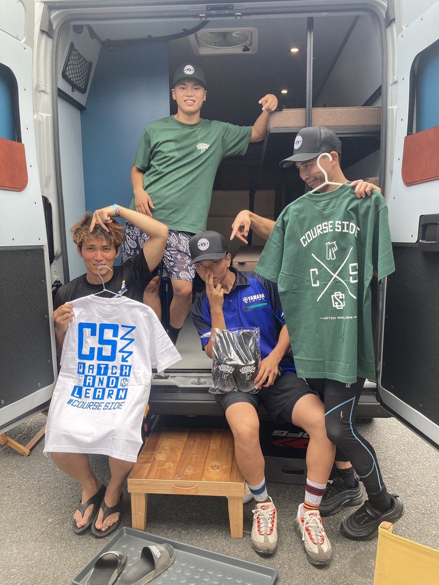 ekakiyatama's tweet photo. 池田自動車さんのブースでは、中部の仲間たちのブランドcourse sideのグッズが買えます。おすすめはTシャツですが、サンダルもキャップも在庫僅かで貴重だそうですよ。中部推しの皆さんはマストバイなのでは？

#jmx https://t.co/MSla94ClLV