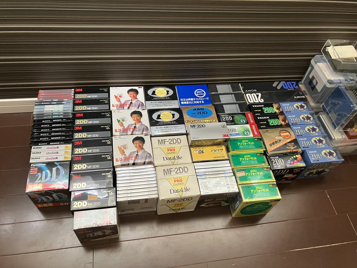 Think_D's tweet photo. 追加あるから片付けようと思ったら…
いくつか2DD記載のある箱があって…
なんだこれは…
未開封未使用で500枚超えてる…
な…無くなってしまう…
あ…や…安い? 買わなきゃ…ポチ
恐怖観念にかられて…
他に2HDとZipがあるんだが…
#2DD #FD
#Apple #Macintosh #Vintage #OldMac https://t.co/T2S7ph6EcB