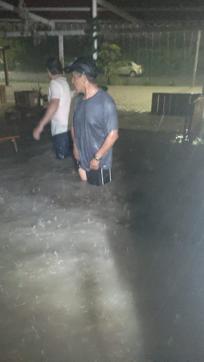 tikvalevy's tweet photo. ⚠️ URGENTE: #XOCHITEPEC #SANTAFE⚠️
Nos inundamos otra vez en Plaza Santa Fe, con graves pérdidas materiales. El alcantarillado está bloqueado y el material de construcción se mete a los locales. Llevamos ya una semana sin apoyo de Protección Civil. ¡Urge solución ya! https://t.co/kxLYyPuGOs